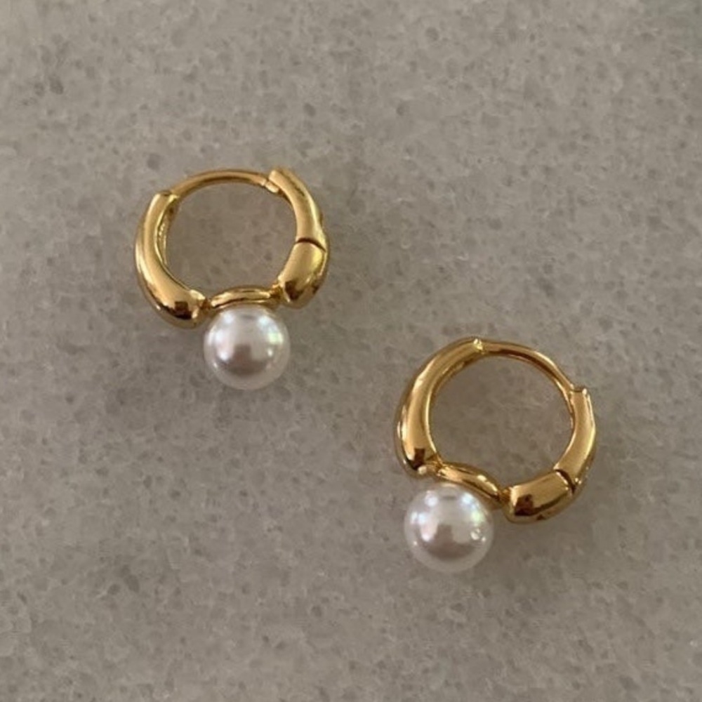 Gold Chunky Pearl Huggie Hoop Earrings Brand New - Picture 2 of 5